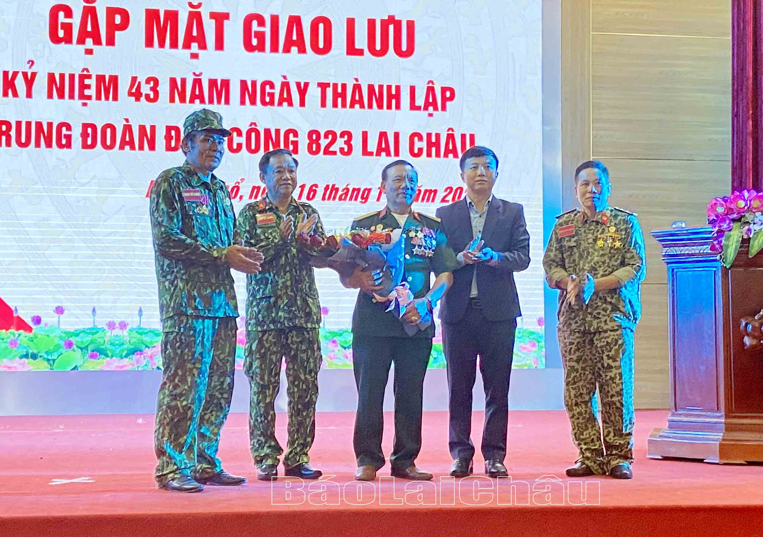 Đồng chí Sùng A Nủ - Bí thư Huyện ủy Phong Thổ tặng hoa chúc mừng Ban liên lạc Trung đoàn 823 tại Lễ kỷ niệm.
